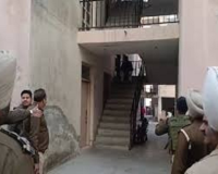 ਸਾਬਕਾ ਪੁਲਿਸ ਮੁਲਾਜ਼ਾਂ ਨੇ ਆਪਣੀ ਸੱਸ 'ਤੇ ਪਤਨੀ 'ਤੇ ਚਲਾਈ AK-47, ਜਾਣੋ ਕੀ ਹੈ ਪੂਰਾ ਮਾਮਲਾ 