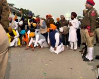 ਤਲਵੰਡੀ ਸਾਬੋ ਤੋਂ ਅਰੰਭ ਹੋਏ ਸ਼ਹੀਦੀ ਦਿਹਾੜੇ ਨੂੰ ਸਮਰਪਿਤ ਵਿਸ਼ਾਲ ਨਗਰ ਕੀਰਤਨ ਦਾ ਸ੍ਰੀ ਅਨੰਦਪੁਰ ਸਾਹਿਬ ਵਿਖੇ ਪਹੁੰਚਣ 'ਤੇ ਕੈਬਨਿਟ ਮੰਤਰੀ ਹਰਜੋਤ ਸਿੰਘ ਬੈਂਸ, ਤਰੁਨਪ੍ਰੀਤ ਸਿੰਘ ਸੌਂਦ ਅਤੇ ਸੰਸਦ ਮੈਂਬਰ ਮਲਵਿੰਦਰ ਸਿੰਘ ਕੰਗ ਵਲੋਂ ਫੁੱਲਾਂ ਦੀ ਵਰਖਾ ਨਾਲ ਸਵਾਗਤ