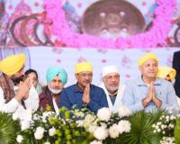  ਮੁੱਖ ਮੰਤਰੀ ਭਗਵੰਤ ਸਿੰਘ ਮਾਨ ਅਤੇ ਅਰਵਿੰਦ ਕੇਜਰੀਵਾਲ ਵੱਲੋਂ ਸਰਬ ਧਰਮ ਸੰਮੇਲਨ ਦੌਰਾਨ ਵਿਸ਼ਵ ਭਰ ਦੇ ਧਾਰਮਿਕ ਆਗੂਆਂ ਨਾਲ ਨੌਵੇਂ ਪਾਤਸ਼ਾਹ ਸ੍ਰੀ ਗੁਰੂ ਤੇਗ਼ ਬਹਾਦਰ ਜੀ ਨੂੰ ਸ਼ਰਧਾ ਤੇ ਸਤਿਕਾਰ ਭੇਟ