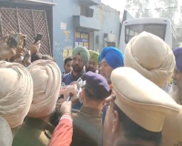 ਪੰਜਾਬ ਵਿੱਚ ਰੇਲਵੇ ਪਟੜੀਆਂ 'ਤੇ ਕਿਸਾਨਾਂ ਦੀ ਪੁਲਿਸ ਨਾਲ ਝੜਪ, ਸਟੇਸ਼ਨ ਪਹੁੰਚਣ ਤੋਂ ਪਹਿਲਾਂ ਹੀ ਕਿਸਾਨ ਡਿਟੇਨ 