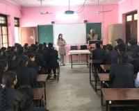 ਬਟਾਲਾ ਪੁਲਿਸ ਦੇ ਟ੍ਰੈਫਿਕ ਸਟਾਫ਼ ਨੇ  ਵਿਦਿਆਰਥੀਆਂ ਨੂੰ ਆਵਾਜਾਈ ਦੇੇ ਨਿਯਮਾਂ ਬਾਰੇ ਕੀਤਾ ਜਾਗਰੂਕ