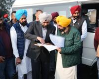 ਮੁੱਖ ਮੰਤਰੀ ਵੱਲੋਂ ਨਿਰਮਾਣ ਅਧੀਨ ਸੜਕਾਂ ਦੀ ਅਚਨਚੇਤ ਜਾਂਚ, ਸੜਕ ਵਿੱਚ ਖਾਮੀਆਂ ਦਾ ਪਤਾ ਲੱਗਣ ਤੋਂ ਬਾਅਦ ਠੇਕੇਦਾਰ ਵਿਰੁੱਧ ਕਾਰਨ ਦੱਸੋ ਨੋਟਿਸ ਜਾਰੀ ਅਤੇ ਅਦਾਇਗੀ ਰੋਕਣ ਦੇ ਹੁਕਮ