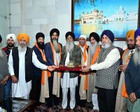ਕੈਨੇਡਾ ਦੇ 3 ਸਿੱਖ ਸੰਸਦ ਮੈਂਬਰ ਸ੍ਰੀ ਦਰਬਾਰ ਸਾਹਿਬ ਹੋਏ ਨਤਮਸਤਕ; SGPC ਪ੍ਰਧਾਨ ਵੱਲੋਂ ਸਨਮਾਨਿਤ
