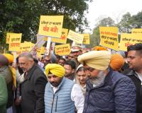 ਦਲਿਤਾਂ ਅਤੇ ਮਿਹਨਤਕਸ਼ਾਂ ਦਾ ਮਜ਼ਾਕ ਉਡਾਉਣ 'ਤੇ ਕਾਂਗਰਸ ਖ਼ਿਲਾਫ਼ ਬੈਂਡ-ਵਾਜਿਆਂ ਨਾਲ 'ਆਪ' ਦਾ ਜ਼ੋਰਦਾਰ ਪ੍ਰਦਰਸ਼ਨ