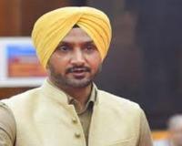 ਜਲੰਧਰ: ਭਾਜਪਾ 'ਚ ਸ਼ਾਮਲ ਹੋਣ ਮਗਰੋਂ ਹਰਭਜਨ ਸਿੰਘ 'ਭੱਜੀ' ਦੇ ਘਰ ਬਾਹਰ ਹੰਗਾਮਾ, ਕੰਧ 'ਤੇ ਲਿਖਿਆ 'ਗੱਦਾਰ'