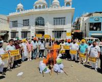 *ਪੰਜਾਬ ਵਿੱਚ ਭਾਰੀ ਰੋਸ, ਦਲਬਦਲੂ ਸੰਸਦ ਮੈਂਬਰਾਂ ਦੀਆਂ ਰਿਹਾਇਸ਼ਾਂ ਦੀਆਂ ਕੰਧਾਂ 'ਤੇ ਲਿਖਿਆ ਗਿਆ 'ਗੱਦਾਰ'*