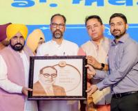 ਕਾਂਗਰਸ ਅਤੇ ਅਕਾਲੀਆਂ ਨੇ ਗਰੀਬਾਂ ਤੋਂ ਸਿੱਖਿਆ ਖੋਹ ਕੇ ਅਤੇ ਸਕਾਲਰਸ਼ਿਪ ਦਾ ਪੈਸੇ ਹੜੱਪ ਕੇ ਬਾਬਾ ਸਾਹਿਬ ਅੰਬੇਡਕਰ ਦੀ ਪਿੱਠ ਵਿੱਚ ਛੁਰਾ ਮਾਰਿਆ: ਮੁੱਖ ਮੰਤਰੀ ਭਗਵੰਤ ਸਿੰਘ ਮਾਨ