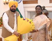 ਪੰਜਾਬ ਦੇ ਮੁੱਖ ਮੰਤਰੀ ਭਗਵੰਤ ਸਿੰਘ ਮਾਨ ਨੇ ਰਾਸ਼ਟਰਪਤੀ ਨਾਲ ਕੀਤੀ ਮੁਲਾਕਾਤ, ‘ਪੰਜਾਬ ਦੇ ਗੱਦਾਰ’ ਰਾਜ ਸਭਾ ਮੈਂਬਰਾਂ ਦੀ ਮੈਂਬਰਸ਼ਿਪ ਰੱਦ ਕਰਨ ਦੀ ਕੀਤੀ ਮੰਗ