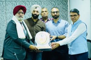 ਸੂਚਨਾ ਤੇ ਲੋਕ ਸੰਪਰਕ ਵਿਭਾਗ ਵੱਲੋਂ ਵਧੀਕ ਡਾਇਰੈਕਟਰ ਹਰਜੀਤ ਗਰੇਵਾਲ ਅਤੇ ਡਿਪਟੀ ਡਾਇਰੈਕਟਰ ਹਰਦੀਪ ਸਿੰਘ ਨੂੰ ਸੇਵਾਮੁਕਤੀ ‘ਤੇ ਨਿੱਘੀ ਵਿਦਾਇਗੀ