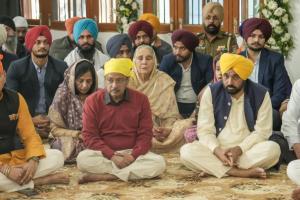 ਭਗਵੰਤ ਮਾਨ ਅਤੇ ਅਰਵਿੰਦ ਕੇਜਰੀਵਾਲ ਨੇ ਸੰਗਤ ਵਿੱਚ ਸ਼ਾਮਲ ਹੋ ਕੇ ਸੂਬੇ ਦੀ ਤਰੱਕੀ ਅਤੇ ਪੰਜਾਬੀਆਂ ਦੀ ਖ਼ੁਸ਼ਹਾਲੀ ਲਈ ਕੀਤੀ ਅਰਦਾਸ
