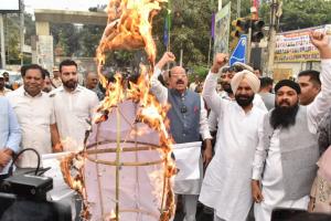 ਮੋਹਿੰਦਰ ਭਗਤ ਵੱਲੋਂ ਮਰਹੂਮ ਦਲਿਤ ਆਗੂ ਬੂਟਾ ਸਿੰਘ ਬਾਰੇ ਅਪਮਾਨਜਨਕ ਟਿੱਪਣੀ ਕਰਨ ’ਤੇ ਰਾਜਾ ਵੜਿੰਗ ਖਿਲਾਫ਼ ਦਿੱਤਾ ਗਿਆ ਧਰਨਾ