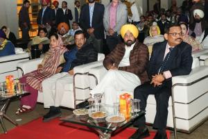 ਮੁੱਖ ਮੰਤਰੀ ਭਗਵੰਤ ਸਿੰਘ ਮਾਨ ਅਤੇ ਅਰਵਿੰਦ ਕੇਜਰੀਵਾਲ ਨੇ ਸ੍ਰੀ ਗੁਰੂ ਤੇਗ਼ ਬਹਾਦਰ ਜੀ ਦੀ ਅਪਾਰ ਮਹਿਮਾ ਨੂੰ ਸਮਰਪਿਤ ਡਰੋਨ ਸ਼ੋਅ ‘ਚ ਸ਼ਿਰਕਤ ਕੀਤੀ