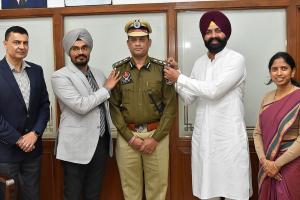 ਲਾਲਜੀਤ ਸਿੰਘ ਭੁੱਲਰ ਨੇ 6 ਨਵੇਂ ਪਦਉੱਨਤ ਏ.ਆਈ.ਜੀ./ਸੁਪਰਡੈਂਟ ਕੇਂਦਰੀ ਜੇਲ੍ਹ ਅਧਿਕਾਰੀਆਂ ਦੇ ਮੋਢਿਆਂ ‘ਤੇ ਲਾਏ ਸਟਾਰ