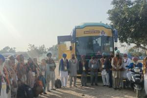 ਜ਼ਿਲ੍ਹਾ ਬਰਨਾਲਾ ਤੋਂ ਸ਼ਰਧਾਲੂਆਂ ਨੂੰ ਦਰਸ਼ਨਾਂ ਲਈ ਅੰਮ੍ਰਿਤਸਰ ਲਿਜਾਣ ਵਾਲੀਆਂ ਬੱਸਾਂ ਦਾ ਪਹਿਲਾ ਜੱਥਾ ਰਵਾਨਾ