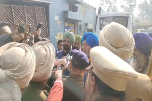 ਪੰਜਾਬ ਵਿੱਚ ਰੇਲਵੇ ਪਟੜੀਆਂ 'ਤੇ ਕਿਸਾਨਾਂ ਦੀ ਪੁਲਿਸ ਨਾਲ ਝੜਪ, ਸਟੇਸ਼ਨ ਪਹੁੰਚਣ ਤੋਂ ਪਹਿਲਾਂ ਹੀ ਕਿਸਾਨ ਡਿਟੇਨ 