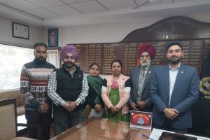 ਹਥਿਆਰਬੰਦ ਸੈਨਾ ਝੰਡਾ ਦਿਵਸ ਦਾ ਰੂਪਨਗਰ 'ਚ ਹੋਇਆ ਆਗਾਜ਼, ਡਿਪਟੀ ਕਮਿਸ਼ਨਰ ਤੇ ਹੋਰ ਉੱਚ ਅਧਿਕਾਰੀਆਂ ਨੂੰ ਲਗਾਇਆ ਝੰਡਾ