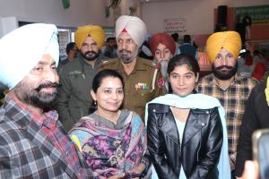 ਕੁਲਰੀਆਂ ਦੀ ਅਮਨਜੀਤ ਕੌਰ ਨੌਜਵਾਨਾਂ ਲਈ ਬਣੀ ਮਿਸਾਲ, ਫੁੱਲਾਂ ਦੀ ਖੇਤੀ ਨੇ ਮਹਿਕਾਈ ਆਰਥਿਕਤਾ