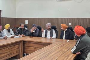 ਚੇਅਰਮੈਨ ਦਲਵੀਰ ਸਿੰਘ ਢਿੱਲੋਂ ਵੱਲੋਂ ਜ਼ਿਲ੍ਹਾ ਪ੍ਰੀਸ਼ਦ ਤੇ ਪੰਚਾਇਤ ਸੰਮਤੀ ਚੋਣਾਂ ਸਬੰਧੀ ਵਲੰਟੀਅਰਜ਼ ਨਾਲ ਬੈਠਕ