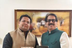 ਲੇਖਕ ਰੋਹਿਤ ਕਾਲੜਾ ਦੀ 17ਵੀਂ ਕਿਤਾਬ ਦੀ ਡਾਇਰੈਕਟਰ ਸੂਚਨਾ ਤੇ ਲੋਕ ਸੰਪਰਕ ਵਿਭਾਗ ਸ਼੍ਰੀ ਵਿਮਲ ਸੇਤੀਆ ਆਈ.ਏ.ਐੱਸ. ਨੇ ਕੀਤੀ ਘੁੰਡ ਚੁਕਾਈ