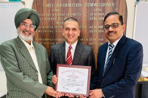 ਰਾਜ ਸੂਚਨਾ ਕਮਿਸ਼ਨਰ ਇੰਦਰਪਾਲ ਸਿੰਘ ਧੰਨਾ ਅਤੇ ਵਧੀਕ ਮੁੱਖ ਸਕੱਤਰ ਡੀ ਕੇ ਤਿਵਾੜੀ ਵੱਲੋਂ ਹਰਪ੍ਰੀਤ ਸੰਧੂ ਨੂੰ ਮਿਲੇ ਸਨਮਾਨ ਲਈ ਉਨ੍ਹਾਂ ਦੀ ਭਰਵੀਂ ਸ਼ਲਾਘਾ