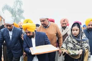 ਸ਼ਹੀਦੀ ਸਭਾ ਮੌਕੇ ਮੁੱਖ ਮੰਤਰੀ ਭਗਵੰਤ ਸਿੰਘ ਮਾਨ ਨੇ ਗੁਰਦੁਆਰਾ ਸ੍ਰੀ ਫ਼ਤਹਿਗੜ੍ਹ ਸਾਹਿਬ ਵਿਖੇ ਮੱਥਾ ਟੇਕਿਆ