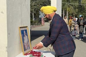 ਬਲੀਦਾਨ ਦਿਵਸ ਮੌਕੇ ਅਧਿਕਾਰੀਆਂ ਅਤੇ ਕਰਮਚਾਰੀਆਂ ਨੇ ਦੋ ਮਿੰਟ ਦਾ ਮੋਨ ਧਾਰਿਆ