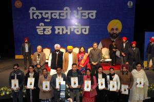 CM ਮਾਨ ਦਾ ਧਮਾਕਾ! 606 ਮੁਲਾਜ਼ਮਾਂ ਦੀ ਹੋਈ ਪੱਕੀ ਭਰਤੀ, ਸਪੈਸ਼ਲ ਕੈਡਰ ਦਾ ਕੀਤਾ ਗਠਨ