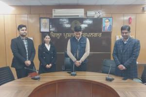 ਜ਼ਿਲ੍ਹਾ ਪ੍ਰਸ਼ਾਸਨ ਵਲੋਂ ਰਾਸ਼ਟਰ ਪਿਤਾ ਮਹਾਤਮਾ ਗਾਂਧੀ ਦੇ ਬਲੀਦਾਨ ਦਿਵਸ ਮੌਕੇ ਸ਼ਰਧਾਂਜਲੀ ਭੇਟ ਕੀਤੀ ਗਈ