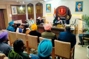 ਡਿਪਟੀ ਕਮਿਸ਼ਨਰ ਨੇ ਪ੍ਰਬੰਧਕੀ ਕੰਪਲੈਕਸ ਦੇ ਸਮੂਹ ਕਰਮਚਾਰੀਆਂ ਨੂੰ ਨਵੇਂ ਸਾਲ ਦੀ ਦਿੱਤੀ ਵਧਾਈ