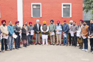 ਹਰਜੋਤ ਸਿੰਘ ਬੈਂਸ ਨੇ ਪੰਜਾਬ ਸਕੂਲ ਸਿੱਖਿਆ ਬੋਰਡ ਦੇ 21 ਕੱਚੇ ਕਰਮਚਾਰੀਆਂ ਨੂੰ ਰੈਗੂਲਰਾਈਜ਼ੇਸ਼ਨ ਸਰਟੀਫ਼ਿਕੇਟ ਸੌਂਪੇ