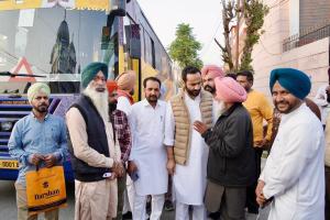 ਪਵਿੱਤਰ ਨਗਰੀ ਦੇ ਦਰਸ਼ਨ ਕਰਕੇ ਪਰਤੇ ਸ਼ਰਧਾਲੂਆਂ ਨੂੰ ਮਿਲੇ ਸੰਸਦ ਮੈਂਬਰ ਮੀਤ ਹੇਅਰ