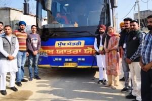 ਅੰਮ੍ਰਿਤਸਰ ਵਿਖੇ ਧਾਰਮਿਕ ਅਸਥਾਨਾਂ ਦੇ ਦਰਸ਼ਨਾਂ ਲਈ ਸ਼ਰਧਾਲੂ ਪਿੰਡ ਰਾਮਗੜ੍ਹ ਸੰਧੂਆਂ ਤੋਂ ਰਵਾਨਾ