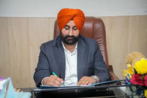 ਗੁਰਸ਼ਰਨ ਸਿੰਘ ਛੀਨਾ ਨੇ ਸਿਹਤ ਮੰਤਰੀ ਡਾ. ਬਲਬੀਰ ਸਿੰਘ ਦੀ ਮੌਜੂਦਗੀ 'ਚ ਪੰਜਾਬ ਹੈਲਥ ਸਿਸਟਮਜ਼ ਕਾਰਪੋਰੇਸ਼ਨ ਦੇ ਚੇਅਰਮੈਨ ਵਜੋਂ ਕਾਰਜਭਾਰ ਸੰਭਾਲਿਆ