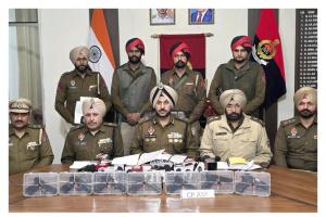 ਅੰਮ੍ਰਿਤਸਰ ਵਿੱਚ ਸਰਹੱਦ ਪਾਰੋਂ ਚੱਲ ਰਹੇ ਹਥਿਆਰ ਤਸਕਰੀ ਨੈੱਟਵਰਕ ਦੇ ਦੋ ਕਾਰਕੁਨ 7 ਪਿਸਤੌਲਾਂ ਸਮੇਤ ਕਾਬੂ