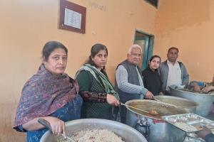 ਵੰਦਨਾ ਦੇਵੀ ਤੇ  ਰਾਮ ਮੂਰਤੀ ਧਾਮੀ ਨੇ ਸਾਂਝੀ ਰਸੋਈ ‘ਚ ਪਾਇਆ 5100 ਰੁਪਏ ਦਾ ਯੋਗਦਾਨ