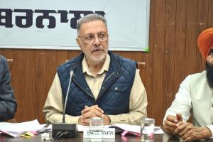 ਮੁੱਖ ਮੰਤਰੀ ਸਿਹਤ ਯੋਜਨਾ ਤਹਿਤ ਜ਼ਿਲ੍ਹਾ ਬਰਨਾਲਾ 'ਚ ਰੋਜ਼ਾਨਾ 21 ਕੈਂਪਾਂ ਰਾਹੀਂ ਬਣਾਏ ਜਾ ਰਹੇ ਹਨ ਸਿਹਤ ਕਾਰਡ: ਡਾ. ਬਲਬੀਰ ਸਿੰਘ