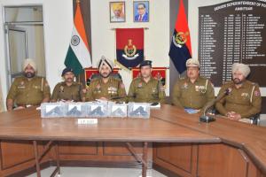 ਸਰਹੱਦ ਪਾਰੋਂ ਗੈਰ-ਕਾਨੂੰਨੀ ਹਥਿਆਰਾਂ ਦੀ ਤਸਕਰੀ ‘ਚ ਸ਼ਾਮਲ ਮਾਡਿਊਲ ਨਾਲ ਸਬੰਧਤ ਦੋ ਮੁਲਜ਼ਮ 5 ਆਧੁਨਿਕ ਪਿਸਤੌਲਾਂ ਸਣੇ ਅੰਮ੍ਰਿਤਸਰ ਤੋਂ ਕਾਬੂ