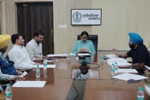 ਦਿਵਿਆਂਗ ਅਤੇ ਸੀਨੀਅਰ ਸਿਟੀਜਨ ਵੋਟਰਾਂ ਲਈ ਸਹੂਲਤਾਂ ਸੰਬੰਧੀ ਜ਼ਿਲ੍ਹਾ ਪੱਧਰੀ ਕਮੇਟੀ ਦੀ ਬੈਠਕ