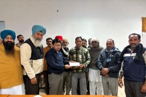 ਐਨ.ਆਰ.ਆਈ ਮੰਤਰੀ ਮੰਤਰੀ ਡਾ. ਰਵਜੋਤ ਨੇ ਤਿੰਨ  ਗ੍ਰਾਮ ਪੰਚਾਇਤਾਂ ਨੂੰ ਦਿੱਤੇ 17 ਲੱਖ ਰੁਪਏ ਦੇ ਚੈਕ