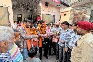 ਵਿਧਾਇਕ ਸ਼ੈਰੀ ਕਲਸੀ ਨੇ ਵਾਰਡ ਨੰਬਰ 33 ਵਿਖੇ ਲੋਕਾਂ ਦੀ ਸਮੱਸਿਆ ਦਾ ਨਿਪਟਾਰਾ ਕਰਦਿਆਂ ਗਲੀ ਬਣਾਉਣ ਦਾ ਨੀਂਹ ਪੱਥਰ ਰੱਖਿਆ