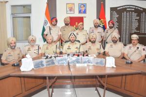 ਅੰਮ੍ਰਿਤਸਰ ਵਿੱਚ ਸਰਹੱਦ ਪਾਰੋਂ ਚਲ ਰਹੇ ਤਸਕਰੀ ਮਾਡਿਊਲਾਂ ਨਾਲ ਜੁੜੇ 6 ਵਿਅਕਤੀ ਗ੍ਰਿਫਤਾਰ; ਤਿੰਨ ਪੀਐਕਸ-5.7 ਸਮੇਤ ਛੇ ਪਿਸਤੌਲਾਂ ਬਰਾਮਦ