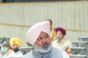 ਕਾਂਗਰਸੀ ਵਿਧਾਇਕ ਵੱਲੋਂ ਸਪੀਕਰ, ਮੰਤਰੀਆਂ ਅਤੇ 'ਆਪ' ਵਿਧਾਇਕਾਂ ਨੂੰ 'ਬੰਧੂਆ ਮਜ਼ਦੂਰ' ਕਹਿਣਾ ਸੰਵਿਧਾਨ ਅਤੇ ਲੋਕ ਫਤਵੇ ਦਾ ਅਪਮਾਨ: ਹਰਪਾਲ ਸਿੰਘ ਚੀਮਾ