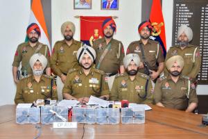 ਅੰਮ੍ਰਿਤਸਰ ਵਿੱਚ ਸਰਹੱਦ ਪਾਰੋਂ ਚੱਲ ਰਹੇ ਹਥਿਆਰ ਤਸਕਰੀ ਦੇ ਮਾਡਿਊਲ ਦਾ ਪਰਦਾਫਾਸ਼; ਨਾਬਾਲਗ ਸਮੇਤ ਛੇ ਵਿਅਕਤੀ ਪੰਜ ਪਿਸਤੌਲਾਂ ਸਣੇ ਗ੍ਰਿਫ਼ਤਾਰ