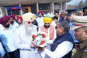 ਪੰਜਾਬ ਵਿਧਾਨ ਸਭਾ  ਸਪੀਕਰ ਅਤੇ ਮੁੱਖ ਮੰਤਰੀ ਨੇ ਪੰਜਾਬ ਦੇ ਰਾਜਪਾਲ ਦਾ ਵਿਧਾਨ ਸਭਾ ਪਹੁੰਚਣ ਤੇ ਕੀਤਾ ਨਿੱਘਾ ਸਵਾਗਤ