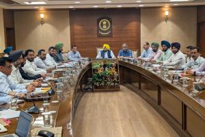 ਹਰਭਜਨ ਸਿੰਘ ਈ.ਟੀ.ਓ. ਵਲੋਂ ਲੋਕ ਨਿਰਮਾਣ ਵਿਭਾਗ ਵੱਲੋਂ ਬਣਵਾਈ ਜਾ ਰਹੀਆਂ ਸੜਕਾਂ ਦੀ ਪ੍ਰਗਤੀ ਸਬੰਧੀ ਸਮੀਖਿਆ ਮੀਟਿੰਗ