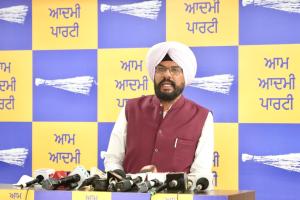 ਕੁਲਦੀਪ ਧਾਲੀਵਾਲ ਦਾ ਸੁਖਬੀਰ ਬਾਦਲ 'ਤੇ ਤਿੱਖਾ ਹਮਲਾ, ਕਿਹਾ- ਗੈਂਗਸਟਰ ਭਜਾਉਣ ਦੀਆਂ ਗੱਲਾਂ ਕਰਨ ਵਾਲੇ ਖੁਦ 'ਗੈਂਗਸਟਰ ਲਿਆਓ ਮੁਹਿੰਮ' ਚਲਾ ਰਹੇ ਹਨ