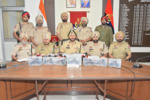 ਸਰਹੱਦ ਪਾਰੋਂ ਚਲ ਰਹੇ ਹਥਿਆਰ ਤਸਕਰੀ ਮਾਡਿਊਲ ਦਾ ਪਰਦਾਫਾਸ਼, ਨਾਬਾਲਗ ਸਮੇਤ ਛੇ ਦੋਸ਼ੀ ਅੰਮ੍ਰਿਤਸਰ ਵਿੱਚ ਕਾਬੂ; ਸੱਤ ਆਧੁਨਿਕ ਪਿਸਤੌਲ ਵੀ ਕੀਤੇ ਬਰਾਮਦ