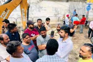 ਵਿਧਾਇਕ ਸ਼ੈਰੀ ਕਲਸੀ ਦੀ ਅਗਵਾਈ ਹੇਠ ਜੋਗੀਆਂ ਮੁਹੱਲਾ ਵਿਖੇ ਸੜਕਾਂ ਦੇ ਨਿਰਮਾਣ ਦੇ ਕੰਮ ਜੰਗੀ ਪੱਧਰ 'ਤੇ ਜਾਰੀ