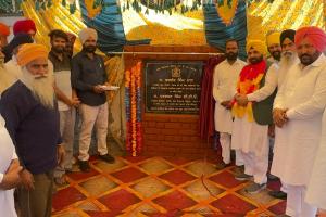 ਅੱਜ ਕੈਬਨਿਟ ਮੰਤਰੀ ਸਰਦਾਰ ਹਰਭਜਨ ਸਿੰਘ ਜੀ ਈ.ਟੀ.ਓ ਜੀ ਵੱਲੋਂ ਪਿੰਡ ਠੱਠੀਆਂ, ਫਤਿਹਪੁਰ ਰਾਜਪੂਤਾਂ, ਨਾਜੋਵਾਲੀ, ਛੀਨਾਂ ਪੱਤੀ ਅਤੇ ਖਾਨਕੋਟ (ਹਲਕਾ ਜੰਡਿਆਲਾ ਗੁਰੂ) ਵਿਖੇ ਸੜਕਾਂ ਦੇ ਸਪੈਸ਼ਲ ਰਿਪੇਅਰ ਦੇ ਕੰਮ ਦਾ ਕੀਤਾ ਉਦਘਾਟਨ