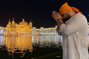ਸ੍ਰੀ ਹਰਿਮੰਦਰ ਸਾਹਿਬ ਵਿਖੇ ਨਤਮਸਤਕ ਹੋਏ ਗਾਇਕ ਬੀ ਪਰਾਕ: ਭਗਤੀ ਦੇ ਰੰਗ ਵਿੱਚ ਰੰਗੇ ਨਜ਼ਰ ਆਏ ਮਸ਼ਹੂਰ ਗਾਇਕ